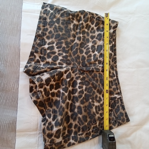 Soho Leopard Print Shorts - Women's Size 8 - Picture 7 of 11